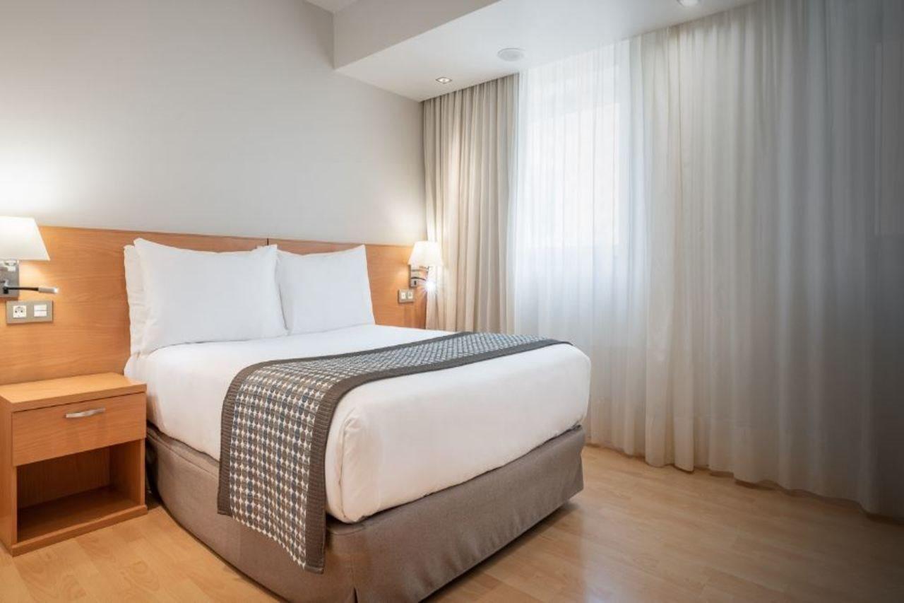 Exe Puerta San Pedro Hotel Lugo Bagian luar foto