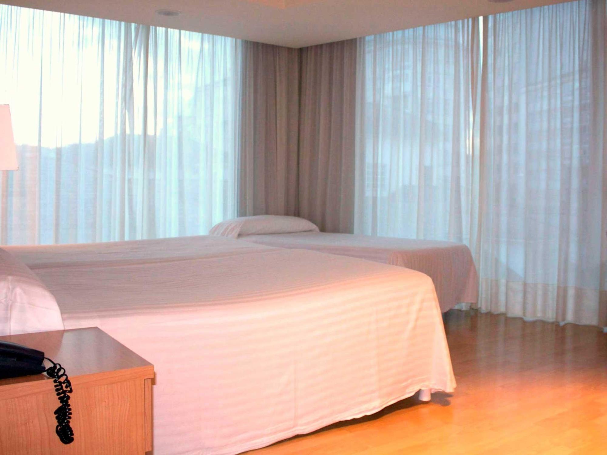 Exe Puerta San Pedro Hotel Lugo Bagian luar foto