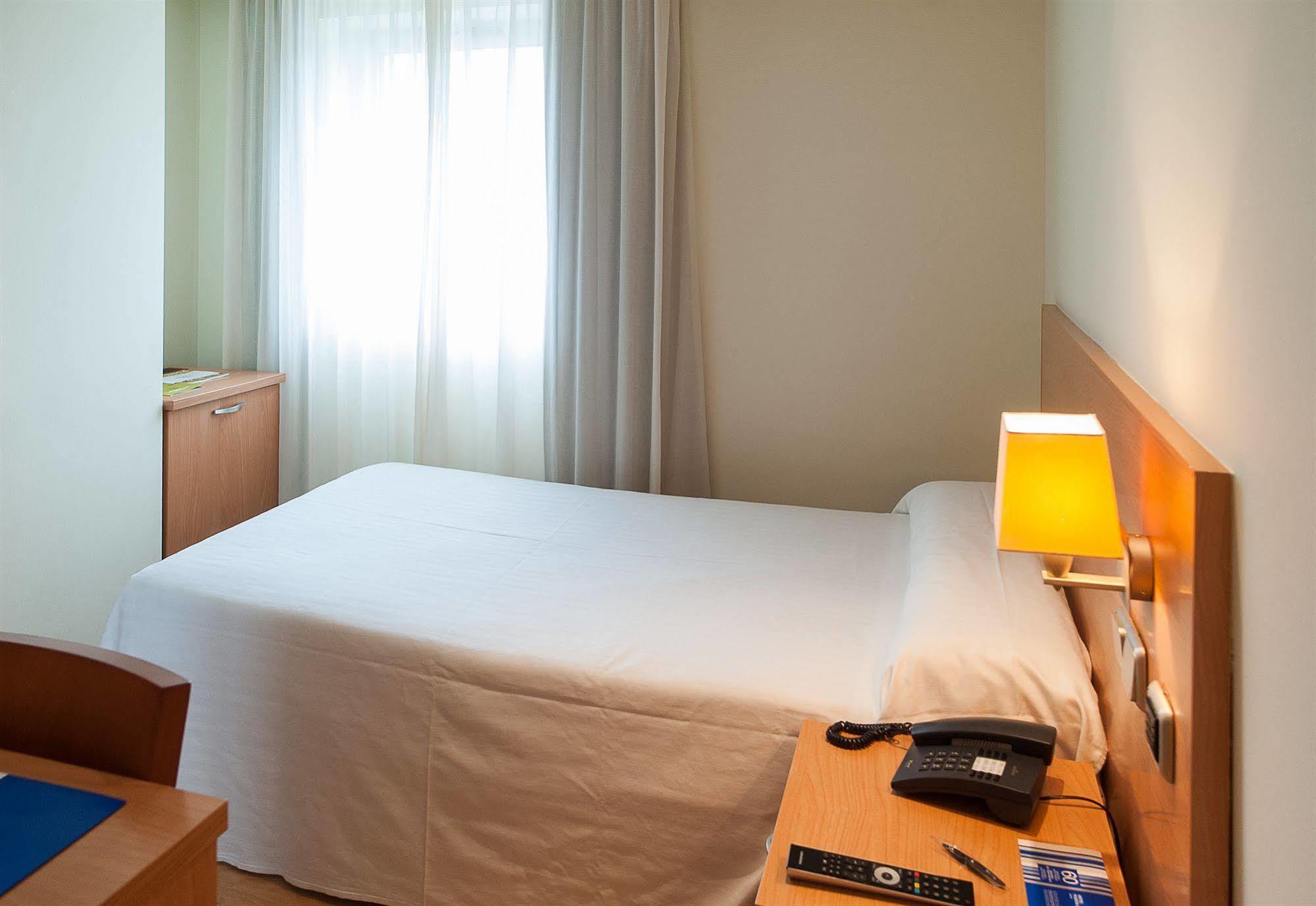 Exe Puerta San Pedro Hotel Lugo Bagian luar foto
