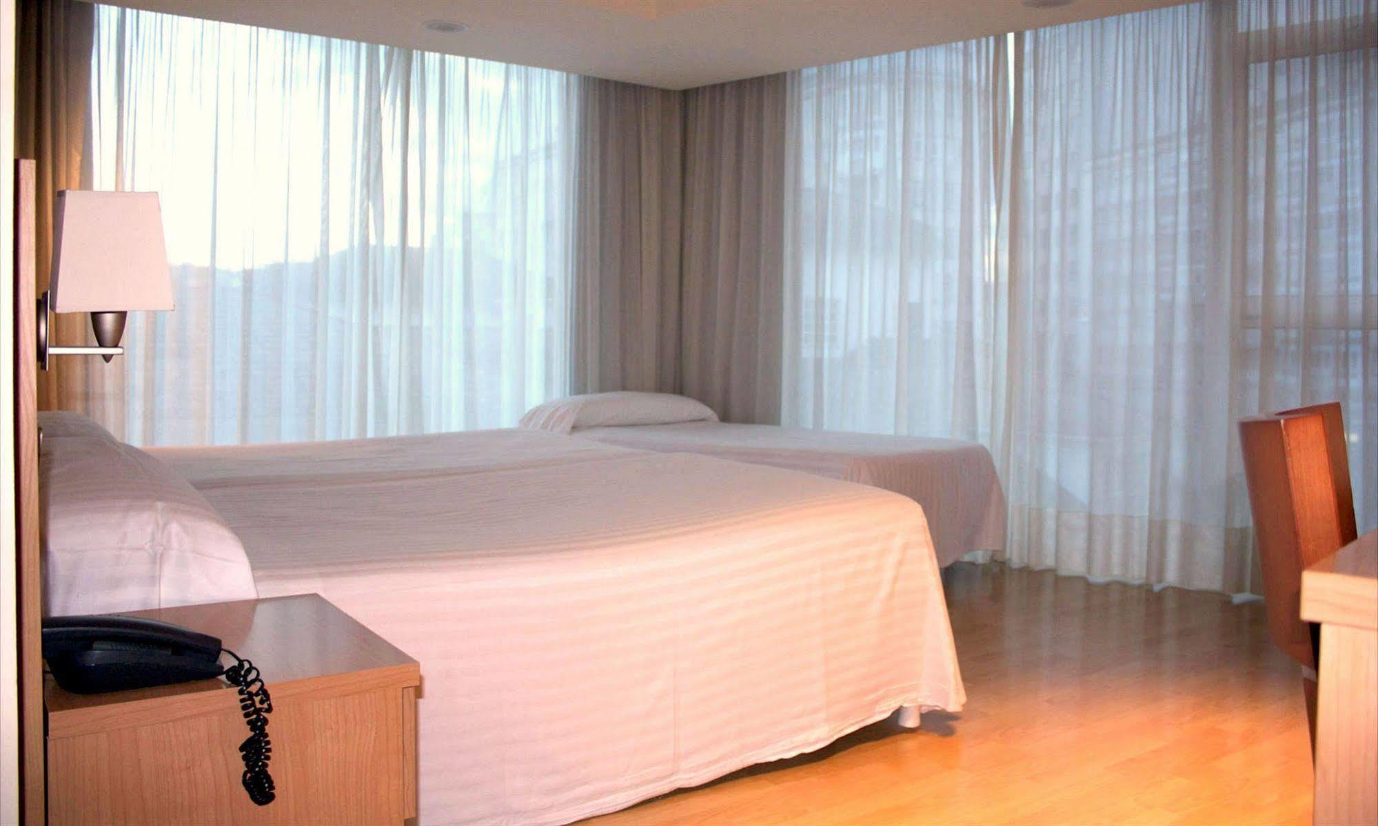 Exe Puerta San Pedro Hotel Lugo Bagian luar foto