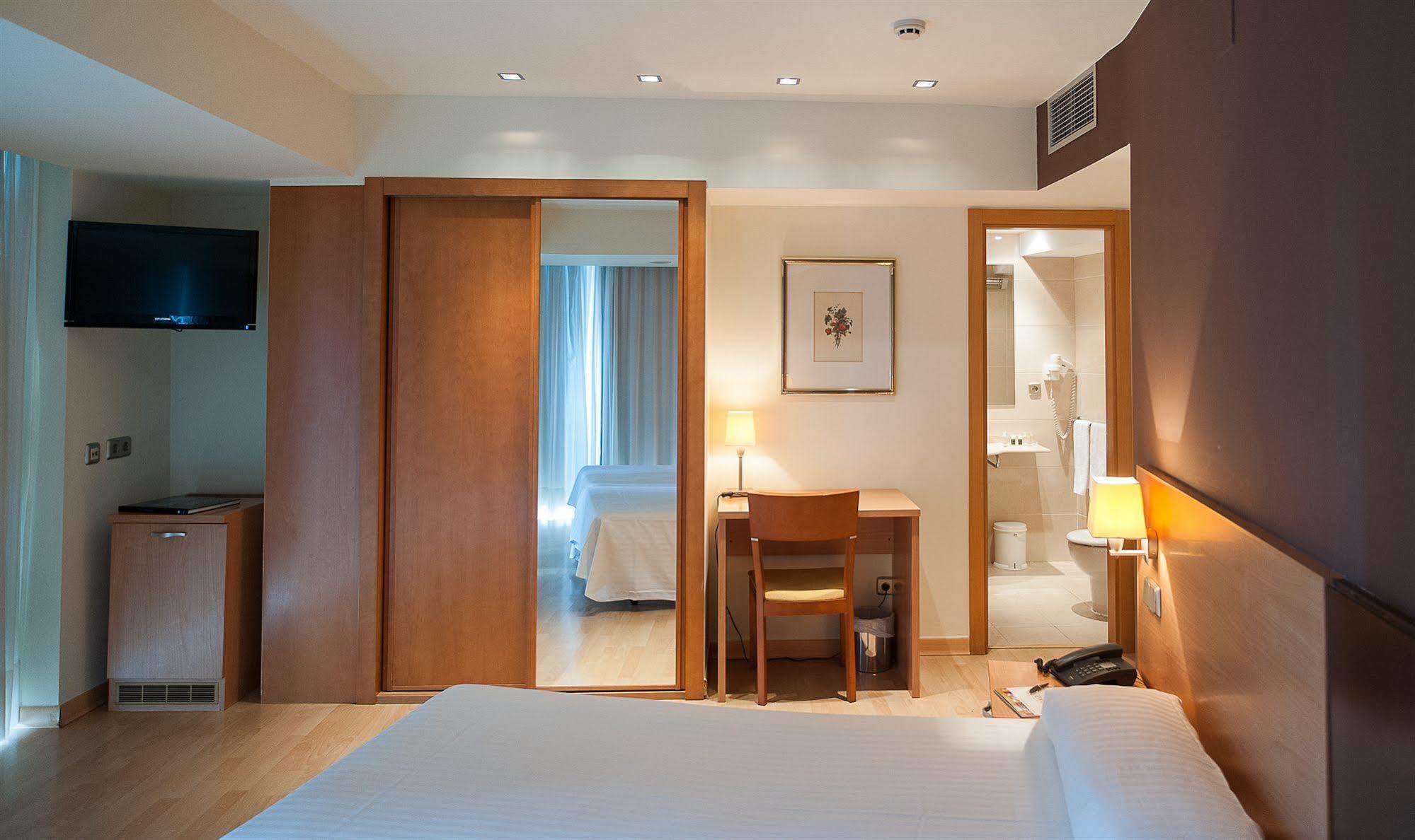 Exe Puerta San Pedro Hotel Lugo Bagian luar foto