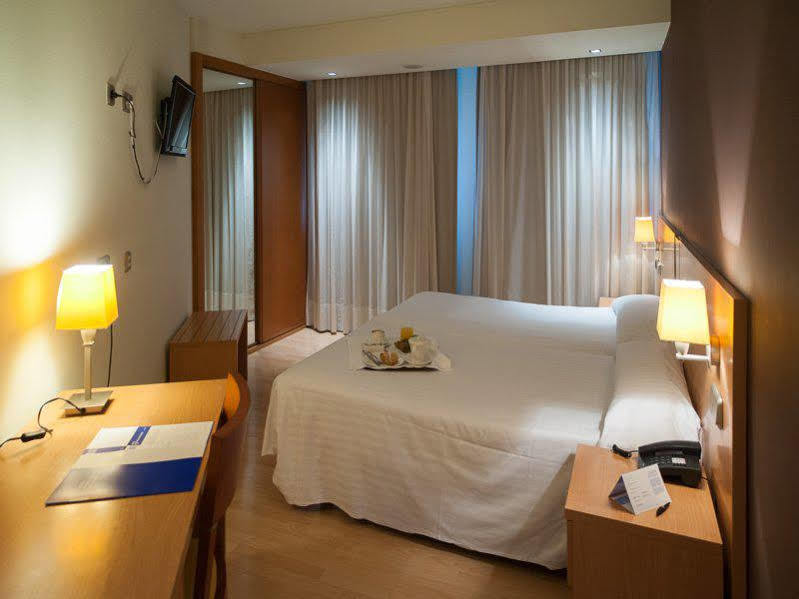 Exe Puerta San Pedro Hotel Lugo Bagian luar foto